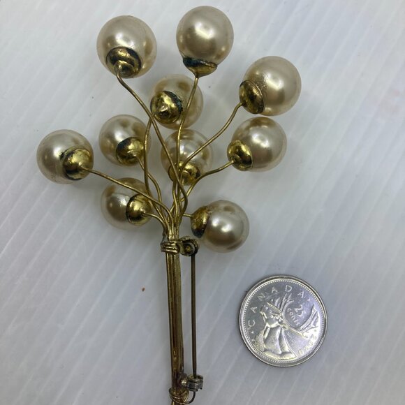 Vtg 1940 glass faux pearls  bunch of balloons Miriam Haskell style chunky brooch - Picture 2 of 2